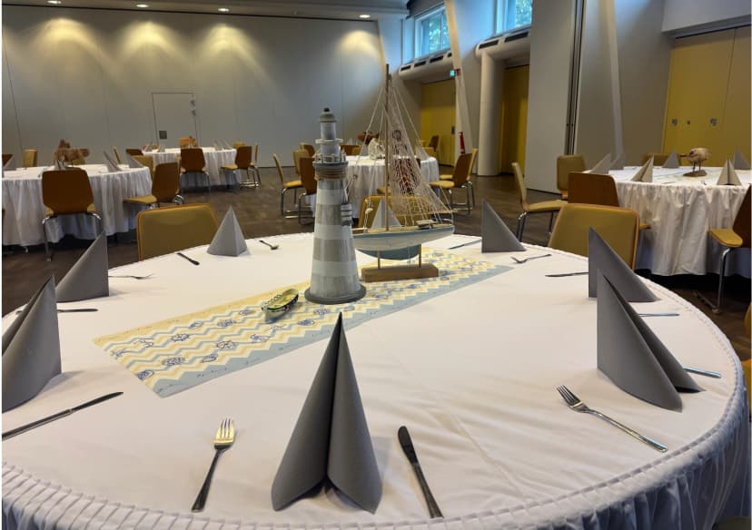 AquaDinner 2026 – festlich gedeckte Tische in der Nordseehalle