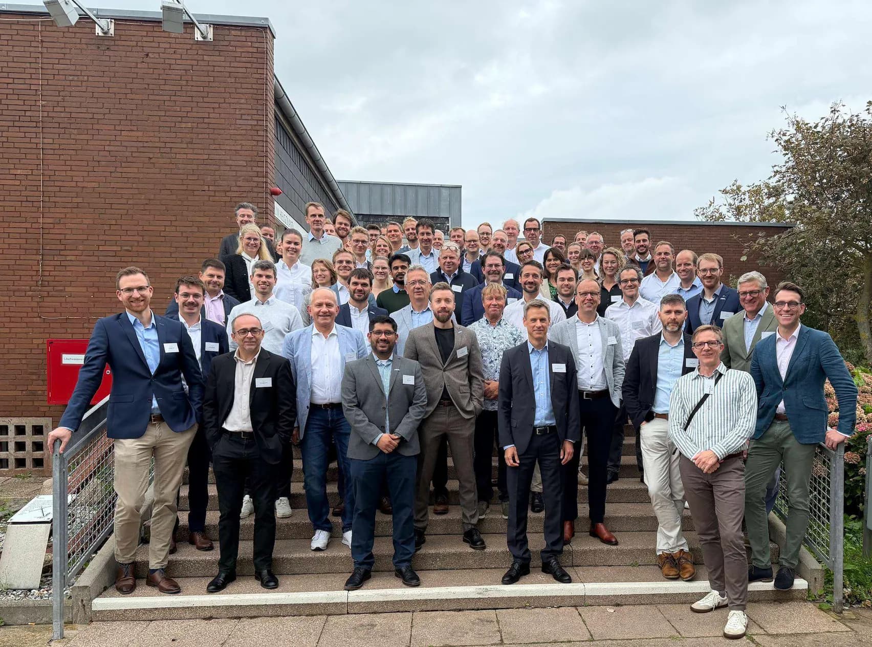 Großes Gruppenbild aller Teilnehmenden vor dem AWI Helgoland