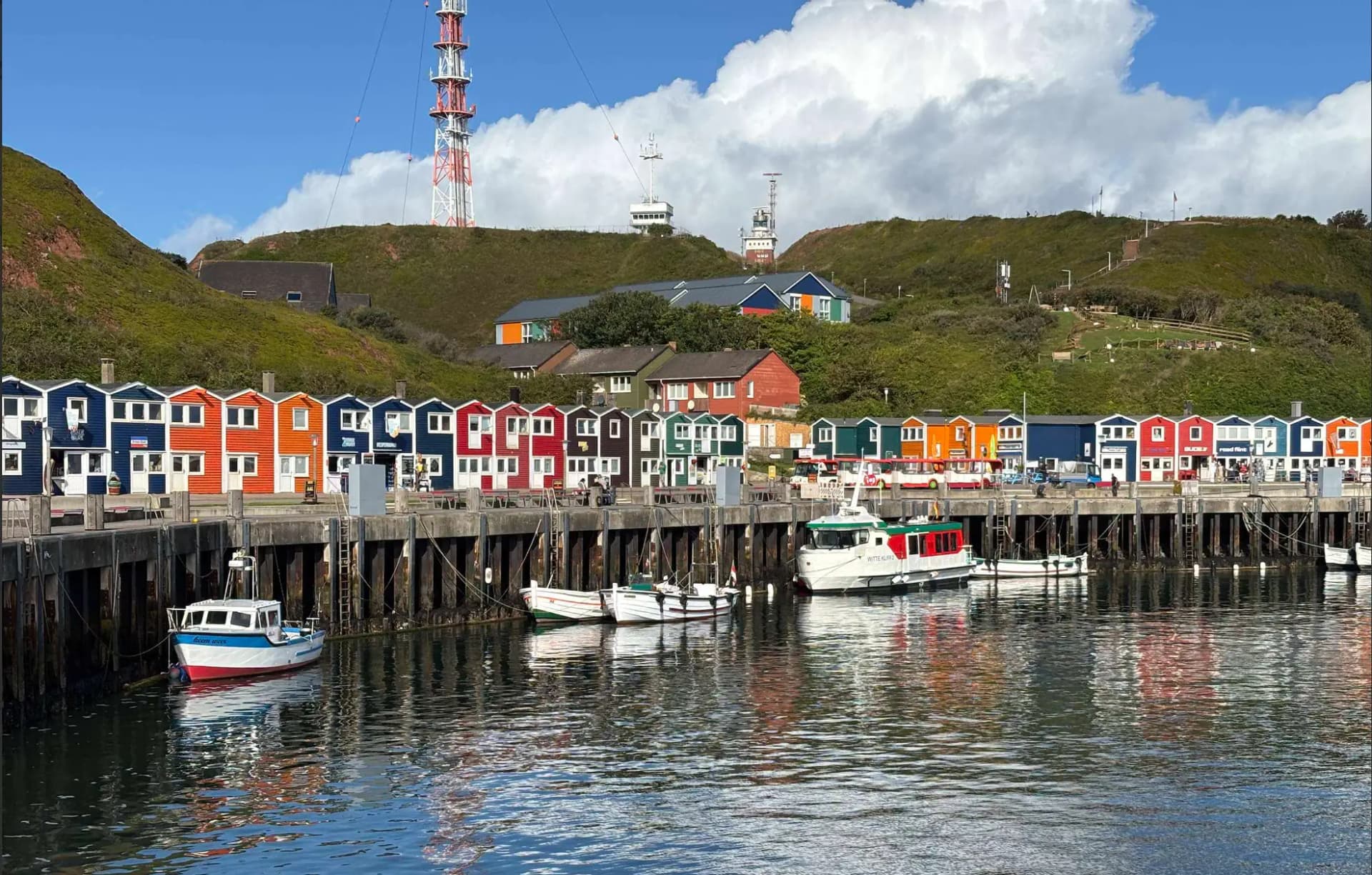 Helgoländer Hafen mit bunten Hummerbuden – Ankunftstag AquaSummit 2026