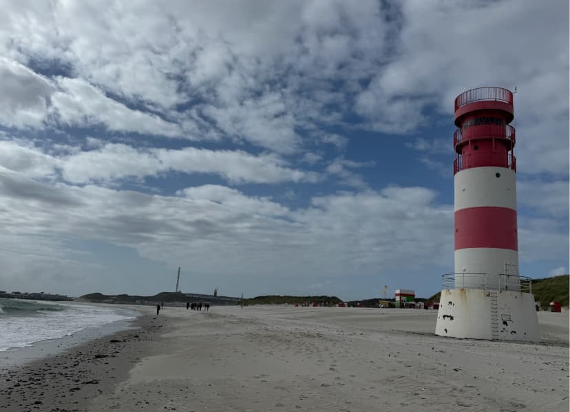 Rot-weißer Leuchtturm auf der Helgoländer Düne