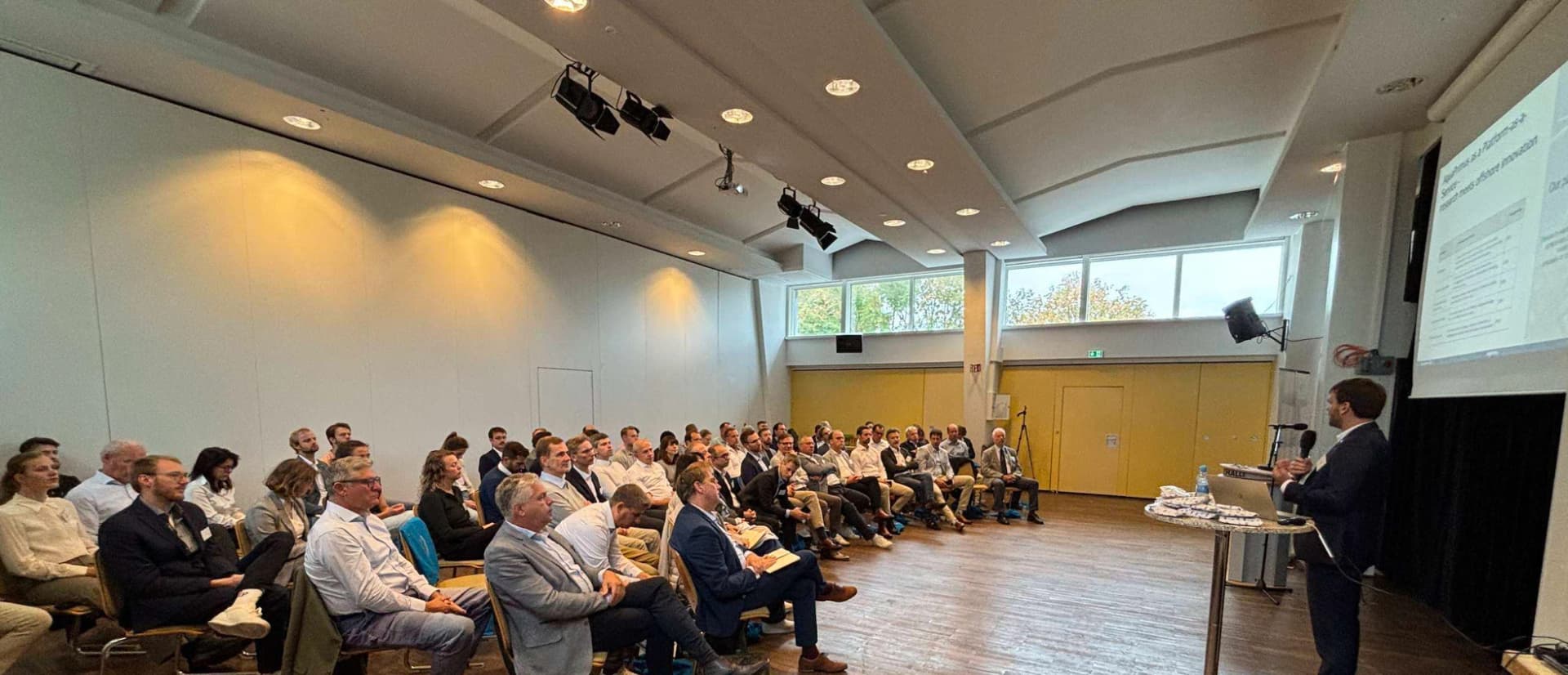 Vollbesetzter Plenarsaal in der Nordseehalle Helgoland – AquaSummit 2026